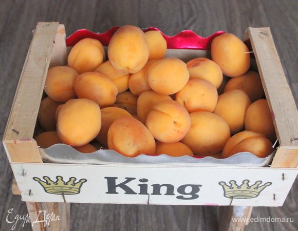 Для приготовления мороженого я специально купила на рынке мягкие спелые абрикосы. 
