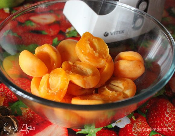 Абрикосы помыть, извлечь косточку. 