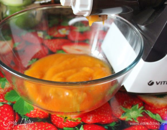 В мясорубке с помощью насадки для приготовления сока сделать из абрикосов пюреобразный сок. 