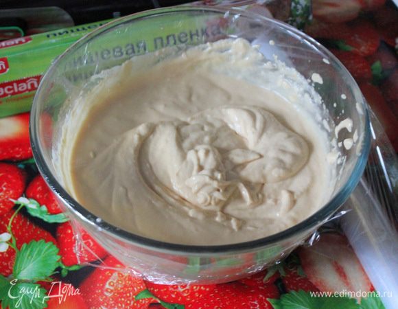 Переложите массу в пластиковый контейнер. Обязательно накройте ёмкость плотной крышкой или оберните пищевой пленкой. Уберите сначала в холодильник хотя бы на 2 часа, затем в морозилку на 3-4 часа (или в мороженицу). 