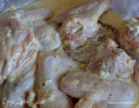 Готовим маринад №1:
смешиваем сметану, майонез и соевый соус. Кладем половину пропущенного через пресс чеснока, по вкусу соль и приправы - смесь перцев, розмарин.
Заливаем маринадом крылышки на 2,5 часа.