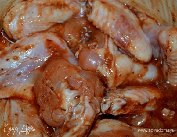 Маринад №2 (по секрету, мой любимый:)):
в кетчуп кладем остальной измельченный чеснок, много перцев, немного чили, соль, мед, кардамон, базилик, вино.
Крылышки маринуем также в течение 2,5 часов. Я в холод их не ставлю, маринуются при комнатной температуре или прямо во время движения к месту отдыха.