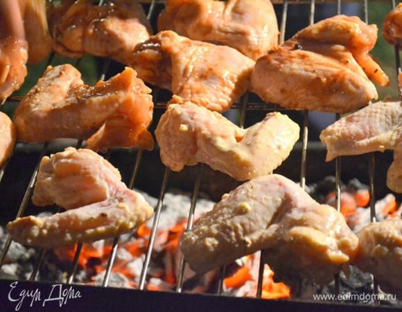 Самый ответственный момент - приготовление.
Здесь все играет свою роль - выбор углей или дров, розжига. Необходимо правильно уловить момент, когда температура уже оптимальна и можно выкладывать мясо на решетку.

В данном случае маринады получаются густыми. Поэтому я не советую поливать ни сметанным, ни томатным. Крылья и так будут очень сочными и ароматными. 
