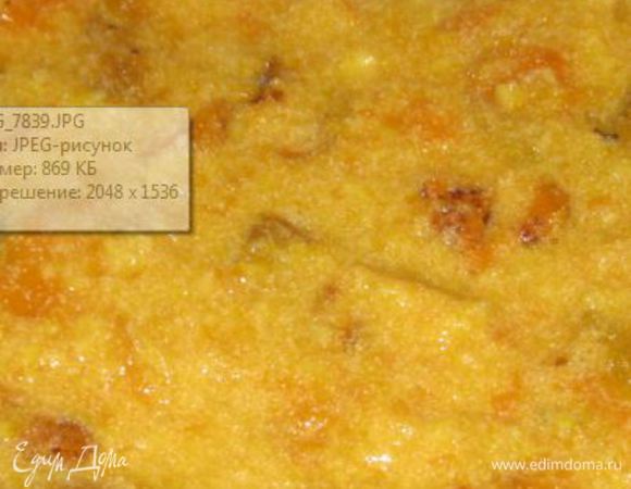 Делаем начинку. Удаляем косточки из абрикосов и засыпаем сахаром. Апельсин измельчаем в блендере вместе с кожурой. Но перед этим, не забудьте ошпарить его кипятком, чтобы убрать горечь! Смешиваем абрикос с апельсином и ставим на огонь. До кипения можно не доводить. Главное растворить сахар. Добавляем манку, хорошо перемешиваем и оставляем остывать, пока готовим тесто.