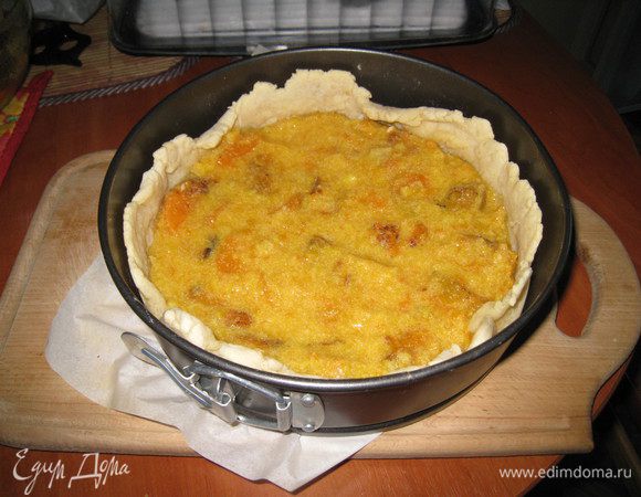 Делим тесто на две неровные части. Большая пойдет как основа, а меньшая - на верх. Большую часть раскатываем толщиной 5 мм и укладываем в форму. У меня была разъемная. Бортики делаем высокими. Выпекаем 15 мин с грузом при 180 градусах. Потом сразу выкладываем начинку.