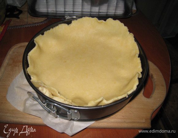 Выкладываем на верх начинки. Укладывать верхушку нужно быстро, т.к. пирог горячий и тесто начинает таять.