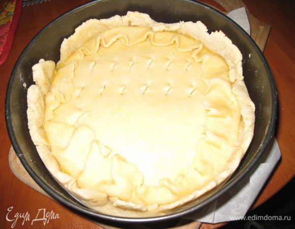 Украсить верх можно вот такой юбочкой. А вместо дырочек, я сделала надрезы ножницами. Получилось очень оригинально и красиво.
Ставим в духовку на 40-45 мин при 180 градусах (пока не подрумяниться).