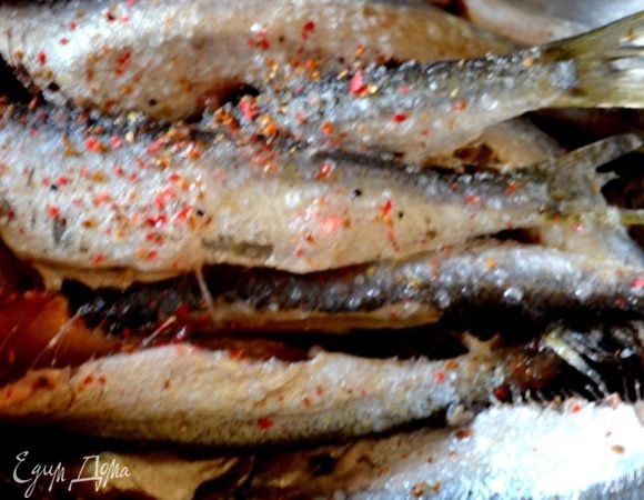 Рыбку чистим и промываем. Я у салаки отрезаю голову, спинной плавник и потрошу ее. 

Засыпаем рыбку солью и приправами, кладем лимонный сок и масло. 
Маринуем ее  в течение часа - полутора.