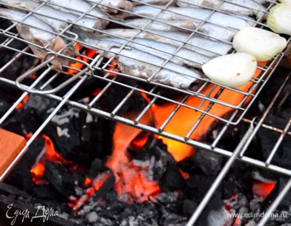 Дожидаемся оптимальной температуры углей - рыба готовится очень быстро.