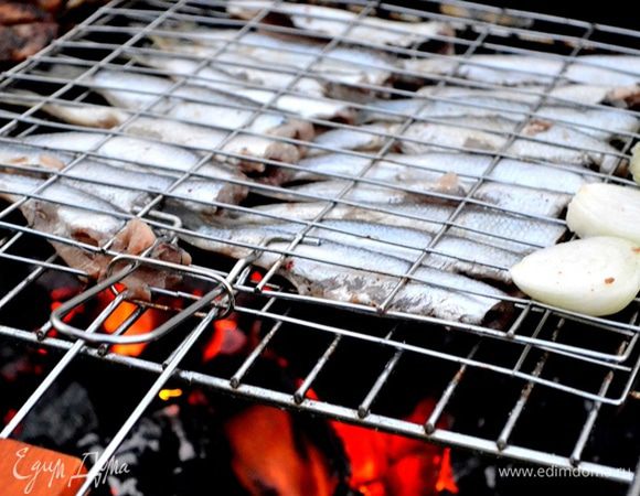 Переворачивайте ее почаще и смазывайте растительным маслом, удобнее всего это делать кулинарной кистью. 