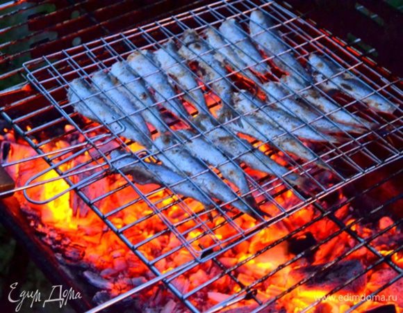 Аромат восхитительный! Пряный, аппетитный!

Рыбу нельзя пересушить, проверяйте ее на готовность ножом.