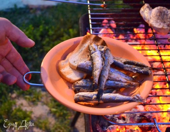 Если все сделаете правильно, ваше застолье украсит такая вот зажаристая, но сочная, ароматная, пряная, сладкая рыбка!