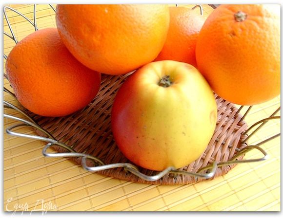 Моем и очищаем яблоки и апельсины.