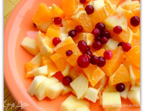 Нарезаем их кубиками. Моем свежую клюкву.