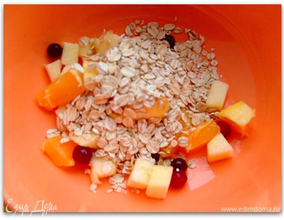 Перемешиваем салатик с хлопьями. Раскладываем его порционно.