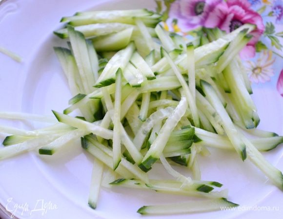 Тонкой соломкой нарезаем огурец.