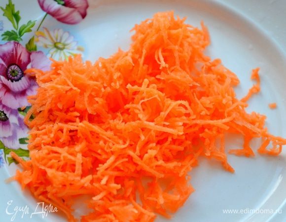 Натираем морковь, нам нужно ее полстакана.