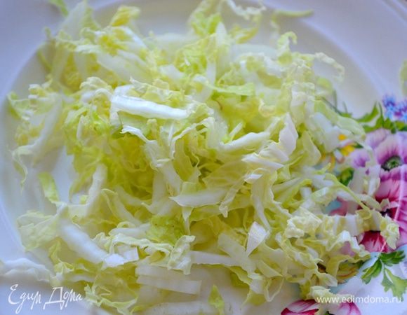 Мелко нарезаем пекинскую капусту.