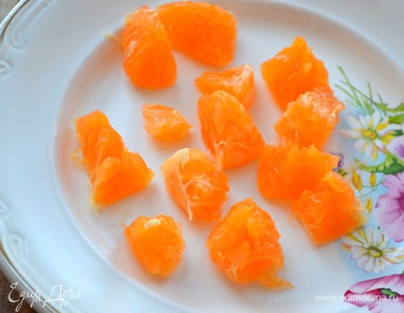 Очищаем от перегородок и нарезаем кусочками мандарины.