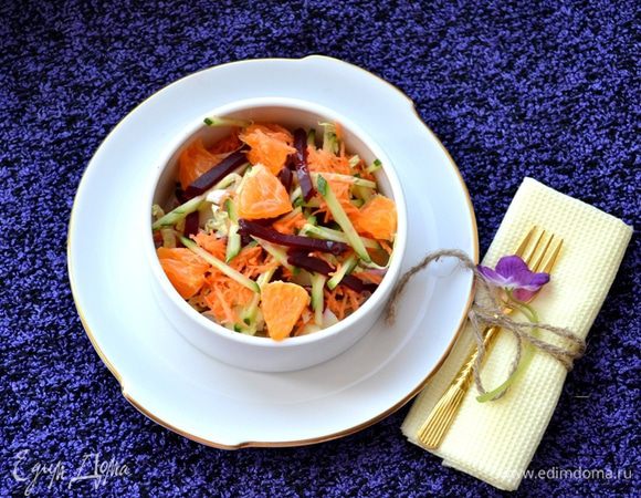 Салат перемешиваем.
Подаем под заливкой из соевого соуса, лимонного сока и оливкового масла.