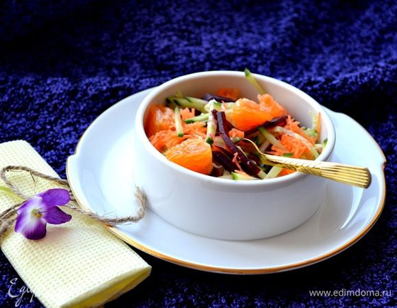 Салатик очень приятный и полезный. 
Если его подать порционно, он украсит любой стол.