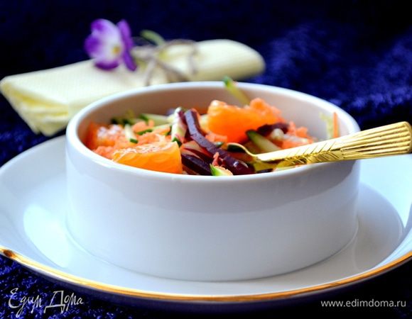 Так как сегодня свежие фрукты и овощи доступны внесезонно, такой яркий салат можно готовить круглый год.