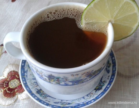 В чашке смешаем мед и сок лайма. Процеживаем наш кофе в чашку, перемешиваем и подаем сразу! Приятного кофепития!