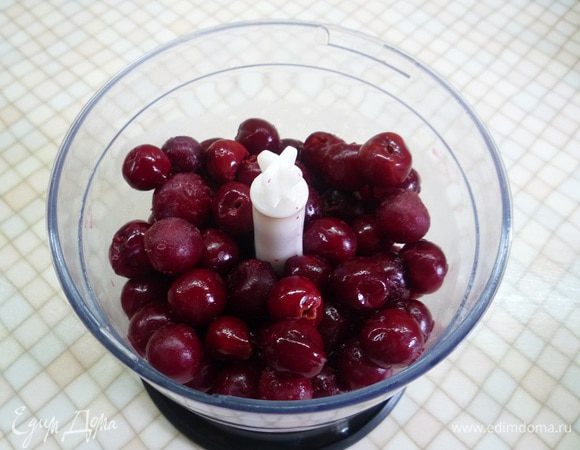 Из вишни вынуть косточки и с помощью блендера сделать вишневое пюре. Оставить немного ягод для готового блюда. Шоколад измельчить на терке.