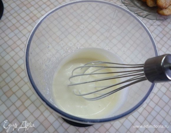 Сливки взбить с половиной сахарной пудры до плотного состояния. 