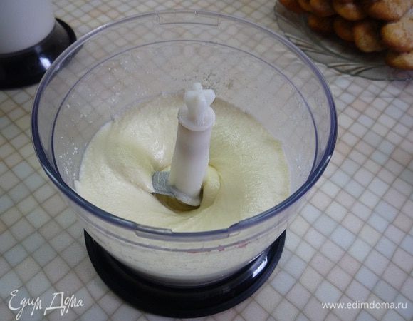 Вторую половину сахарной пудры добавить к творогу, перемешать до кремообразного состояния.