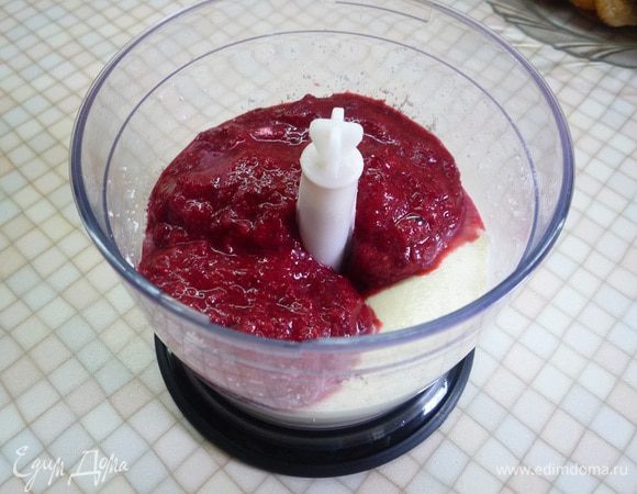 В творожную массу ввести вишневое пюре, хорошо перемешать.