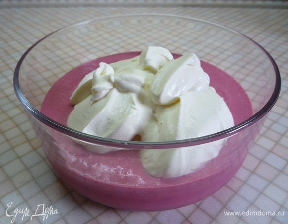 Добавить взбитые сливки и аккуратно перемешать лопаткой.