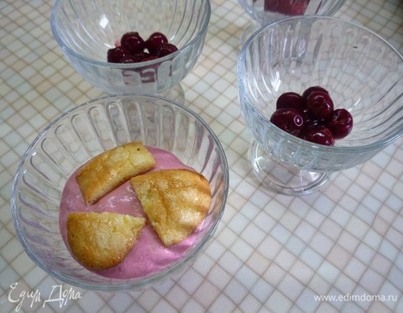 На дно креманок выложить несколько вишен, 1 ст. ложку крема.
Печенье Савоярди разделить на 3 части, обмакнуть в апельсиновый сок и выложить на крем. Поверх выложить крем так, чтобы он покрыл печенье. Затем добавить еще печенье и еще один слой крема.