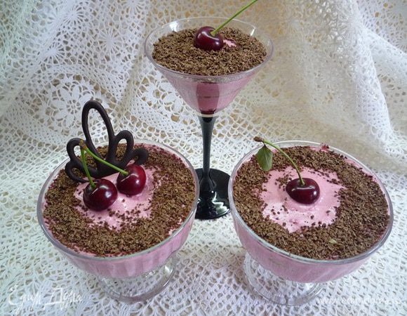 Украсить десерт шоколадной крошкой и вишней. Охладить в течении 1 часа и можно подавать!
Приятного аппетита!