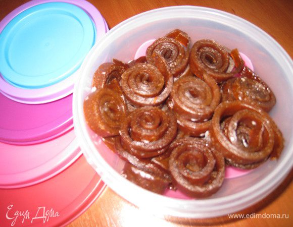 Очистить абрикосы от косточек. Выложить в емкость с толстым дном. Насыпать сахар и влить воду. Поставить на огонь. Довести до кипения. Хорошо перемешать и проварить не более 5 мин.  
