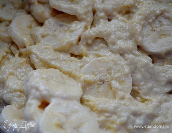 Нарезаем кружками 3 банана и кладем в тесто.