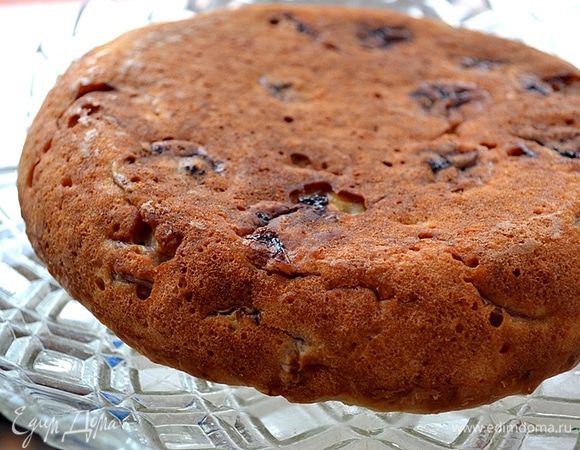 В мультиварке выбираем программу "Выпечка", ставим 1 час 15 минут. Затем пирог необходимо еще на 20-25 минут оставить в ней в режиме "Подогрев". Если выпекаем в духовке, ставим форму с тестом в разогретую духовку на 40-45 минут при 180С.