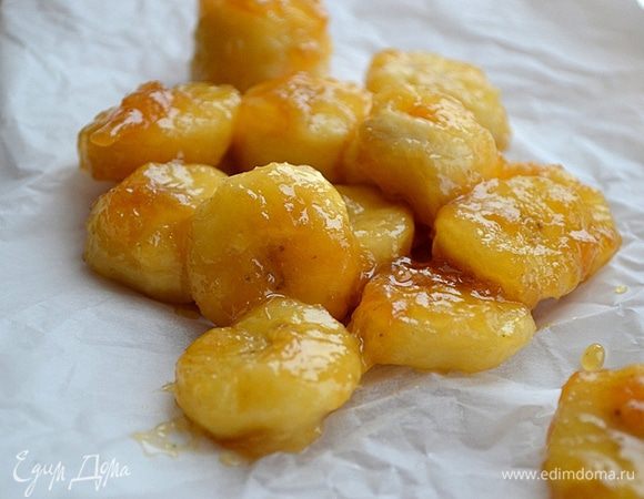 Пока выпекается наш дивный пирог, готовим бананы в карамельной ромовой глазури. Нарезаем банан не тонко, в сковороде растапливаем 3 ст. ложки сахара с ромом или несколькими каплями ромовой эссенции. Осторожно обжариваем банан на самом маленьком огне, внимательно наблюдая как банановые кусочки обволакиваются ароматной карамелью. Банан нужно осторожно переложить на бумагу для выпечки.