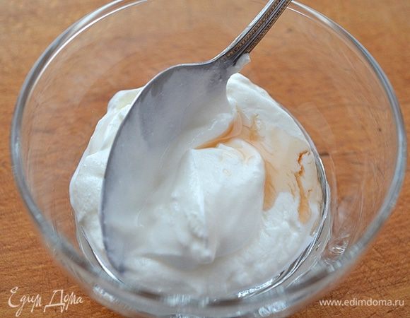 Готовим вкусный крем: в оставшуюся сметану кладем кленовый сироп и перемешиваем.