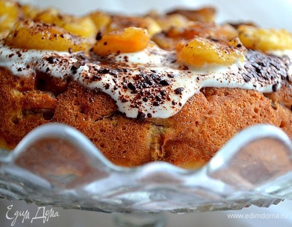 Выкладываем крем на теплый пирог, размещаем по поверхности карамелизированный банан, поливаем кленовым сиропом, посыпаем какао или горьким шоколадом.