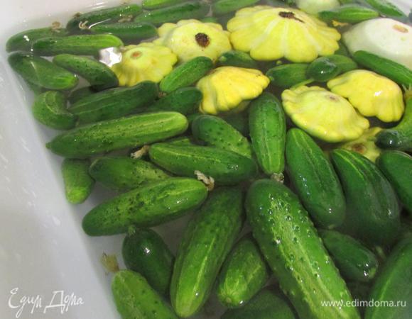 Огурчики перебрать и замочить в холодной воде минимум на 2 часа (я замачиваю на ночь).