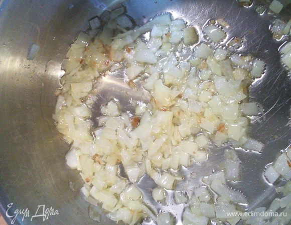 Лук и чеснок мелко порубить. Разогреть масло в кастрюле, добавить лук, затем чеснок, пассеровать до прозрачности.