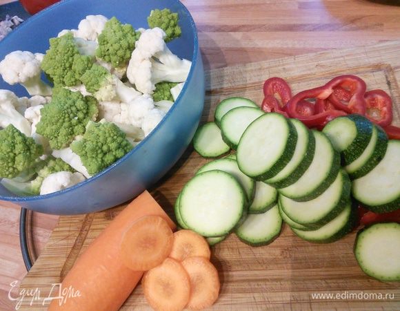 Помытые овощи подготовить: цветную капусту и романеско разобрать на соцветия, перец, цукини и морковь порезать кружочками. Сельдерей мелкими брусочками, фасоль разрезать пополам.