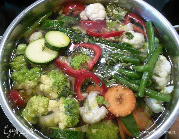 Залить бульоном, добавить овощи и медленно довести до кипения. Добавить листики тимьяна. Кастрюлю накрыть крышкой и варить суп на медленном огне 10-15 мин.