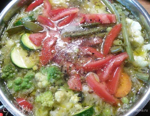 Из помидоров удалить серединку с семенами, мякоть порезать на крупные кусочки, добавить в суп. Довести до кипения, посолить и поперчить по вкусу.