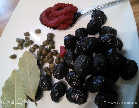  Слить рассол с каперсов и маслин (они должны быть желательно с косточками). 