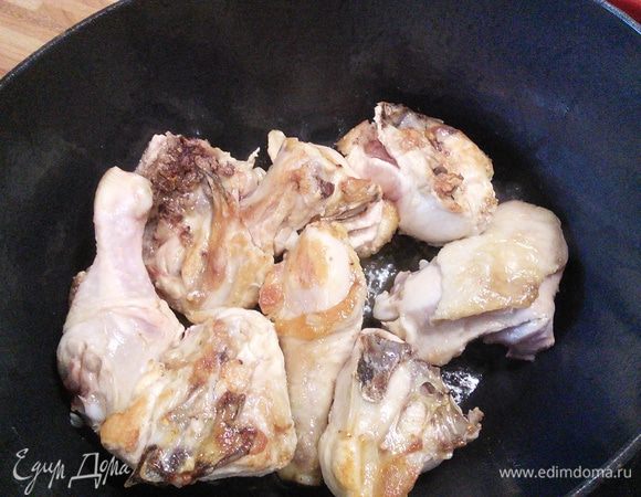 В жаровне разогреть масло, обжарить курицу до золотистого цвета, извлечь и отложить в сторону. В том же масле пассеровать лук и чеснок. Разогреть духовку до 190 °. 