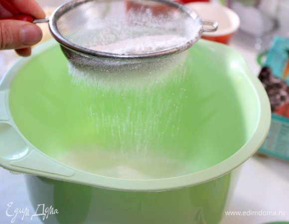 Обязательно просейте муку два раза. Делайте это всегда. Пусть это будет правило №1. 