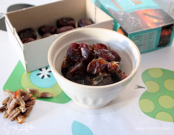 Из фиников вынуть косточки, залить кипятком. Добавить соду, размешать. Отставить на 5 минут.  
