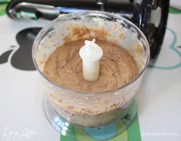 Поместить в комбайн мягкое масло, финики вместе с водой, сахар. Взбивать так, чтобы финики превратились в кашицу. 